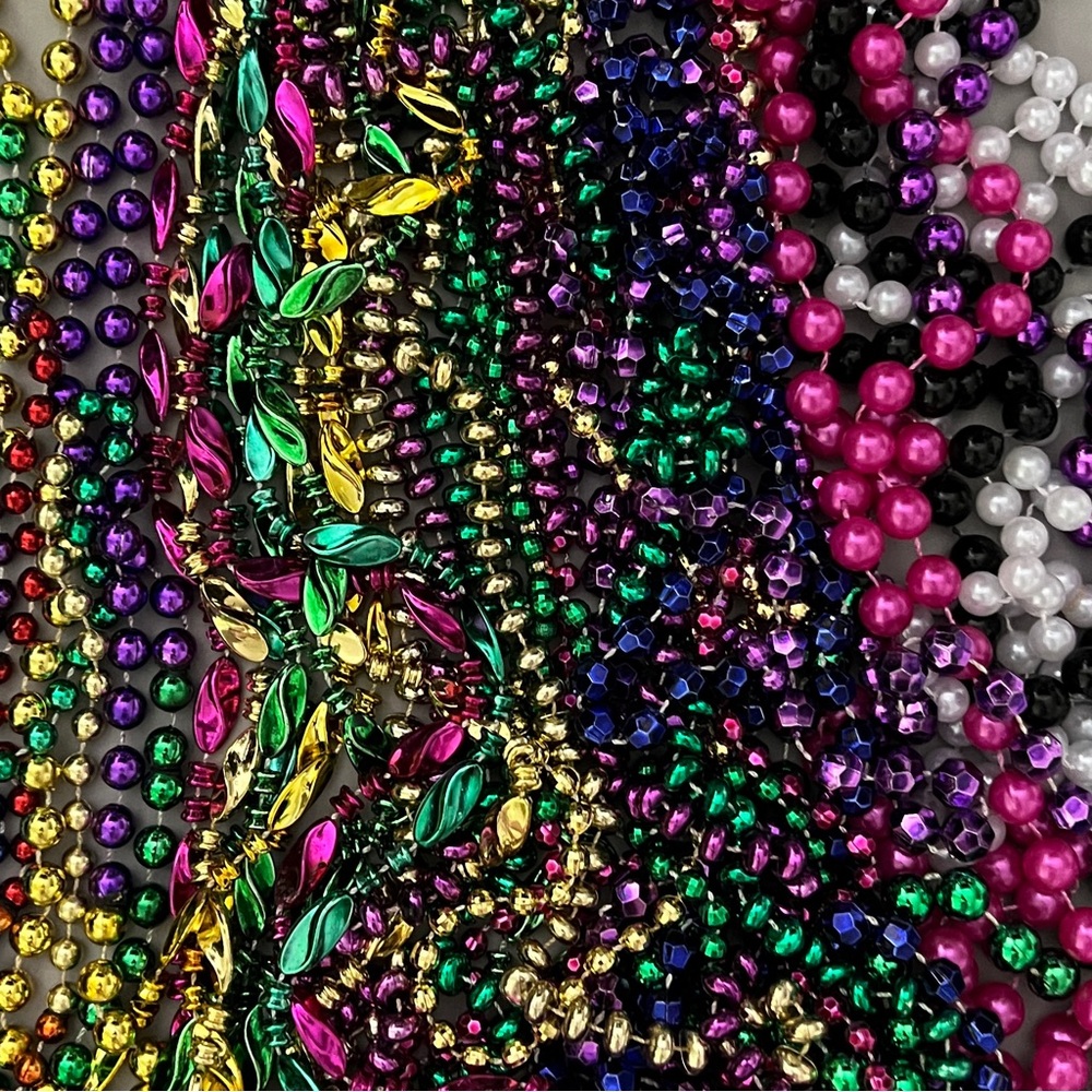 Lot Of (20) Different Styled Mardi
Gra Bead Necklaces Disco Balls, Octagon, ETC